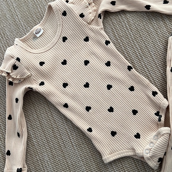 Girls Long Sleeve Ruffled Heart Onesie with Matching Pants & Bow - Picture 3 of 4